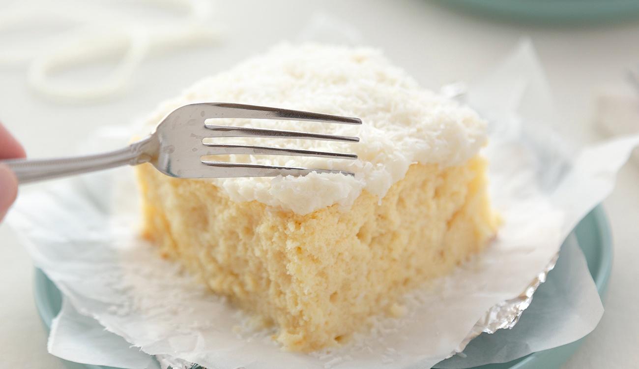  Foto sobre bolo de coco gelado.